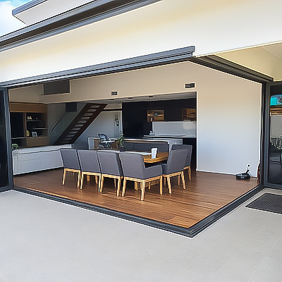 Pillarless corner doors screen retracted